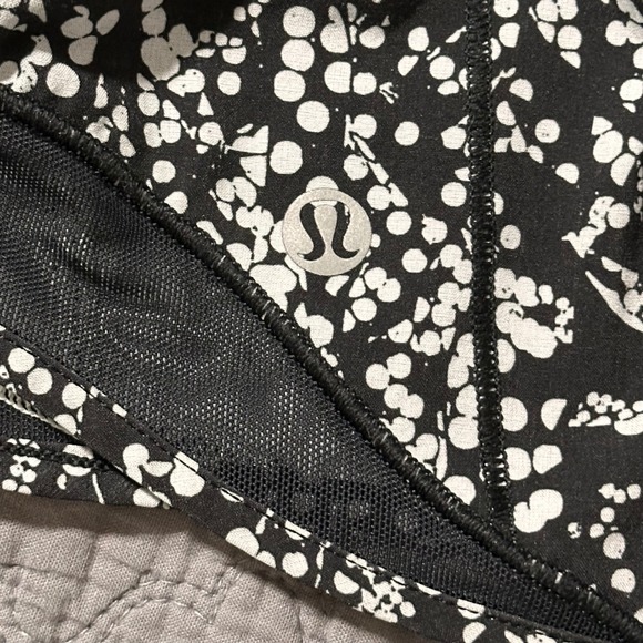 Lululemon Hotty Hot Short Black White Chirakasu Mesh Athletic Size 4 - Picture 8 of 8